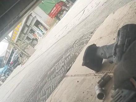 东风天锦KR,康明斯245
发动机,风扇驱动轴坏了
以前没修过这种车。原厂
风扇螺丝非常紧,发现一
个问题,不拆水箱根本没
法卸,研究了一下,想出
一个快捷办法,拆装风扇
驱动轴50分钟搞定。你们
是怎样拆的?