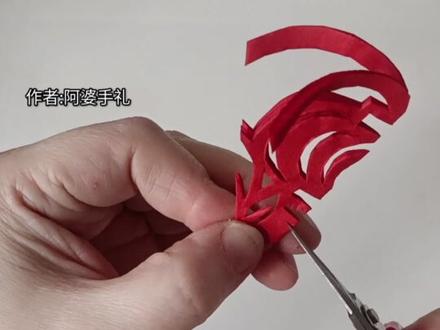 即兴脱稿剪6连灯笼团花教程🌸给大家拜年了,祝新年像灯笼,红红火火团团圆圆!🌷喜迎新春,生活像花朵美好,像嫩叶生机勃勃,蒸蒸日上!祝万事顺遂!新年快乐!🎉#真实生活分享计划 #剪窗花过新年 #剪纸 #脱稿剪纸#图案设计