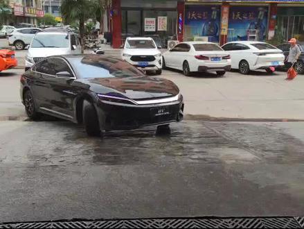 比亚迪汉黑改色七彩镭射白
在光线下会呈现彩虹的颜色,好像一台行走的彩虹🌈#禹州 #专业汽车贴膜 #比亚迪汉dm #七彩镭射白