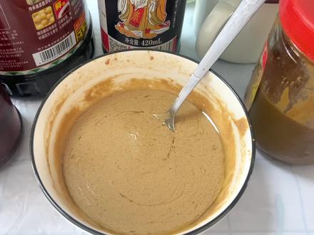 芝麻酱这样调稀更好吃,加适量的醋和生抽,味道独特