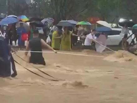 7月20日,河南郑州,跳进积水连救4人的背心哥找到了,是一名退伍兵:做这些义不容辞