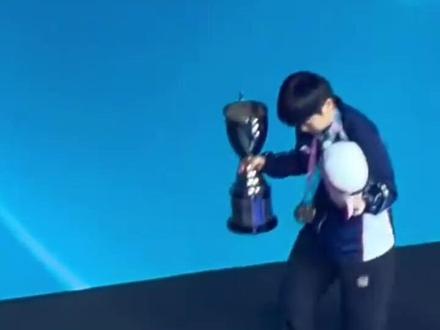 2026澳门世界杯颁奖礼,王楚钦问孙颖莎你的奖杯帽呢#王楚钦 #孙颖莎 #澳门世界杯 #乒乓