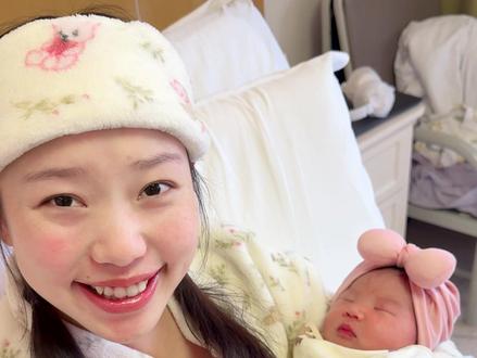 跟爸爸一天生日的女儿👧我现在都像做梦一样,不敢相信自己真的生了个人出来😂第一次抱我的崽崽紧张的呀,大家第一次抱自己崽崽是什么感受呀#张辉映 #张辉映老公 #随拍 #记录真实生活 #生产日记