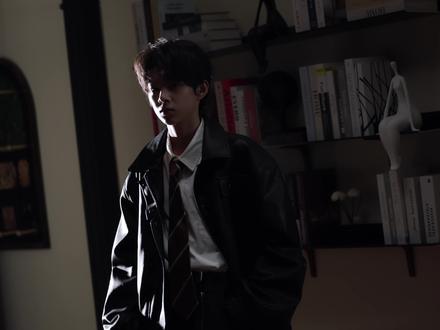 【TF家族练习生】《希区考克作品152》INTRO VCR完整版黑暗并非寂静——有人静悄悄地放下花束,浴缸的白瓷反射着从未存在的水迹,擦拭的手势,优雅如剔除证据。百叶窗陡然闭合,切割最后的天光。而墙上挂画悄然更迭,凝视,从此在房间寄生柜上人偶被指尖逐一拨弄,仿佛命运的筹码正在重新排列。相机忽然闪光,定格某个仓惶侧影——那人正在整理散落的电影海报,却抚不平纸角卷起的褶皱。每个动作都是密码,每个转身皆有伏笔。浴缸、窗帘、人偶、突然的闪光……
所有精心布置的偶然,在此刻串联成必然的锁链。有人已按下录制键。好戏,从来不在台本之内。#TF家族练习生#张桂源、张函瑞、王橹杰、左奇函、陈奕恒、杨博文、陈思罕、陈浚铭#时代峰峻#星动营业中
#TF家族荣耀之战演唱会