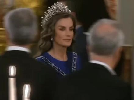 莱蒂西亚王后(1972年9月15日)是西班牙国王费利佩六世之妻。她在嫁入王室之前是一名电视台的新闻主播,有过一次婚姻。她是西班牙历史上的首位平民王后。
莱蒂西亚出生于西班牙奥维耶多,是家中的长女。其父亲是一位资深的记者,母亲是一名护士。中学毕业后在马德里康普顿斯大学获得新闻学学士学位,其后在传理学院获得了硕士学位,后一直做新闻主播工作。
1998年8月7日与一名中学文学老师兼作家阿隆索·格雷罗结婚。尽管两人师生恋长达10年之久,但是这段婚姻仅仅维持了一年多一点。
2002年与当时的王储菲利普相识,第二年的11月王室就宣布了两人的订婚。菲利普以一枚十六克拉的钻石戒指求婚;而莱蒂西亚则送他以白金镶蓝宝石的袖扣及一本书。2004年5月24日,他们在首都马德里的阿尔穆德纳教堂举行了规模盛大的婚礼,世界各地的重要人物均有出席。这是西班牙王室近一个世纪以来首次举行王室婚礼,莱蒂西亚·奥尔蒂斯也成为西班牙历史上首位平民王妃,头衔是阿斯图里亚斯王妃。
#西班牙 #王后 #平民 #莱蒂西亚王后 #美女