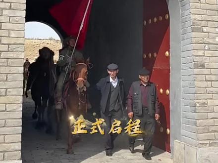 新疆哈密八里坤东天山驼队,重走絲绸之路价值和意义非凡。通过驼队行经的路线,由哈密直走河西走廊,又沿泾川到达关中去洛阳,使人们对絲路古道北道的捷径价值、沿线的地理地貌、自然与人文晕景观、社会风情、城乡巨变笃等,更有了全新又直观的认识。
东天山驼队此行选择洛阳而非西安作为终点,是哈密方面为河南洛阳无私援疆,所举行的特别感谢,把"感恩之旅和"文化之旅"融合在一起,实现了政治意义和人文情怀的双赢。