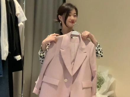 早春粉西装的一衣多穿