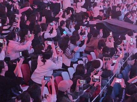 什么情况?全场观众手机全部举起来了!#成都混团世界杯 #乒乓球