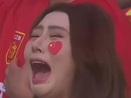 国足哭泣美女走红!账号被扒,肤白貌美+大长腿,播音主持 #国足