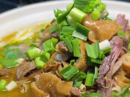 只有安徽老乡才明白这一锅到底有多香 老乡们有没有想吃咸鹅,却又怕它太咸吃不下去。今天你就按我的方法来做咸鹅,好吃还不咸。#咸鹅 #咸鹅的家常做法 #家常菜教程#皖西大白鹅#家乡的味道