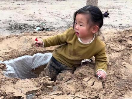 魔丸姑姑与大怨种侄女。你现在给我挖坑,以后你等着#搞笑 #侄女与姑 #大型挖坑现场