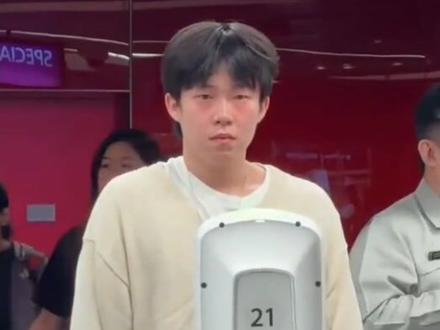 莎莎和楚钦回国啦,起落平安