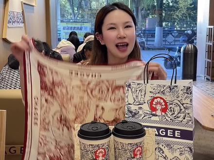 霸王茶姬买两杯原叶鲜奶茶,就能领一条丝巾啦!先到先得,快冲#霸王茶姬、#江浙沪霸王茶姬,#霸王茶姬健康低负担@CHAGEE霸王茶姬(杭州)