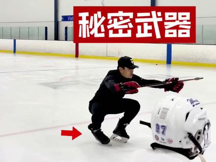 别只练内刃!外刃才是滑冰高手的秘密武器!
滑冰想要真正提升速度和力量,外刃训练是绕不开的一环。很多孩子在初学阶段容易依赖内刃,导致动作单一,转向、变速甚至急停都会受限。外刃练得好,不仅能让滑行更稳定,还能大幅提升爆发力和控制力。训练外刃的关键在于找到刃感和保持平衡。建议从简单动作开始,像视频里,比如原地外刃站立、慢速单脚外刃跨步滑行,让身体习惯外刃的支撑点;然后逐步过渡到跨步、压步和加速练习,感受如何用外刃发力和控制方向。冰下也要加强腿部外展肌群和核心力量,才能保持刀身垂直和身体稳定。坚持一段时间,孩子不仅能更轻松完成转向和急停,整体滑行速度和力量也会迎来质的飞跃。外刃练好了,才是真正迈向高水平滑冰的秘诀!
#原创视频 #青少年体育 #技巧 #热血青年 #冰雪运动