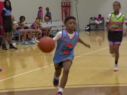 他比柯冉小 6 岁,看看美国小学是怎样打球的!