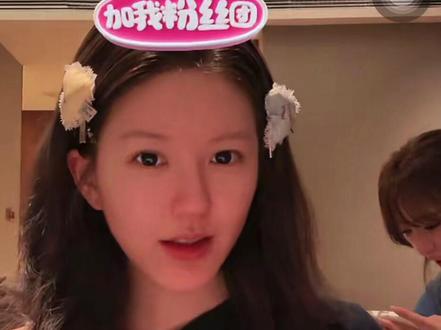 好闺闺又直播啦还表演了一段伟霆哥音乐节跳的CHANEL的手势舞版好可爱🫶🏻
#赵露思 #直播 #chanel #闺蜜 #爱了爱了