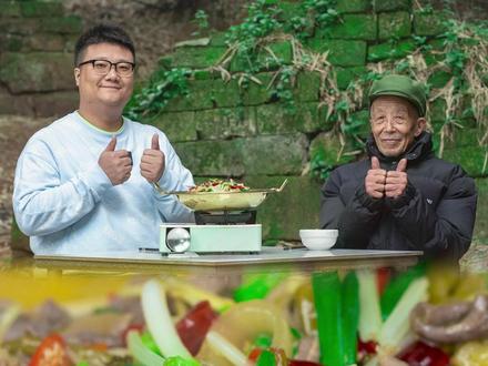 天气冷了,做一个“黔江鸡杂”,小火边煮边吃,酸辣入味又下饭