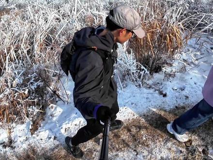 新年首徒!踏雪东白山! 环线起点位于诸暨廖宅村,全长14公里,累计爬升1000米。东白山位于浙江省中部的东阳市虎鹿镇北部,在东阳、嵊州、诸暨三市交界之处,是会稽山脉的主峰。海拔1194.6米,也是浙中名山之首。因山上多白色巨石,故称为“白石山”或“太白山”,又因与西南的西白山相对,且东阳境内的太白山朝向西面,故名“东白山”。东白山以中生代陆相火山岩系为主要地质构造,有高山天池、高山花药、高山茶园、高山湿地、高山草甸等五高景观,以及云海、日出、雾淞、雪景等气象景观。东白山也是中国七夕文化的发源地之一,山顶有始建于南宋时期的仙姑庙,1998年被列为东阳市文物保护点。祝大家徒步愉快!
两步路轨迹:30857721
#东白山 #徒步 #爬山 #诸暨 #东白山雪景