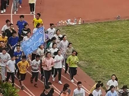 句容二中下午跑操开始!运动吧!孩子们!