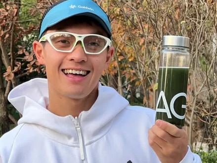 AG我喝了三年,真没啥神奇效果,是智商税吗?
乔智从2021年初开始喝AG小绿粉,如今已经喝了快三年了
每天早晨空腹喝一勺,喝完了去跑步或者骑车,渐渐的已经成为了习惯
要说这AG有什么神奇之处,还真没有啥,喝完有一点饱腹感,肠胃很舒服,有点点发热感
刚开始喝AG会觉得这个味道很特别,无法形容,只能说它是一种“健康的味道”
特别推荐给以下两种类型的人群使用:
01:03 我对AG的第一印象
01:48 适合人群1⃣️蔬菜吃的少
02:48 适合人群2⃣️运动人群
03:47 饮用方式
04:01 口感如何?
04:24 喝后体感如何?
04:55 出差如何带?
05:17 AG唯一的缺点
#运动营养
#AG小绿粉
#跑步 #骑行 #铁人三项