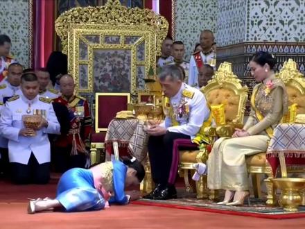 神奇泰国,见到王室伏地跪拜,趴倒一片。嫂子要给小姑子下跪。