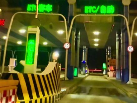 不用爬山,开车就能到山顶的免费绝美日出拍照打卡点之牛草山攻略,整理出来啦!交通建议:自驾(因为没有公共交通)导航到:安徽省安庆市岳西县青天乡牛草山观音寺!
从霍山出发大约两个小时,新手司机不建议开车,因为山路不好走,基本上都是山路,一定要小心出行,不过不需要爬山!懒人看日出的好去处!
停车:快到了有停车收费的栏杆,不要停那儿,还得按导航一直走,建议快到了的时候看到路边有车就靠边停,因为上面车太多,观音寺停车场不让车进去了,在维修中😓
看日出🌅时间:五点就得到观音寺门口有个平台那里,绝佳观赏位置😊一定要看天气预报哦~最好是前一天下雨,第二天天晴😊还有云海可以看,你想象一下在云里的感觉~
山底下也有很多名宿农庄,想去住一晚也可以,景区内也有住宿的,偏贵,不过霍山离得近没啥必要,还有好多人在山顶那里露营🏕️
注意⚠️:有草的地方遍地都是牛粪,注意别踩到了!
穿衣:山顶晚上还是有点冷的,最好带个外套🧥吃的喝的上面也有人卖的,我都是自己带了一点!日出🌅还是绝美的!一个字:值!✌🏻#山顶的景色总要自己去看 #牛草山攻略 #日出云海 #日常vlog