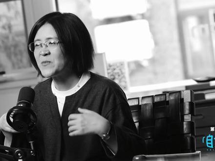 自话像:允许爱情消失 不是年轻人不想恋爱,是这个时代没有给他们足够的安全感。
这一期《自话像》,我们和“互联网妈妈”杜素娟老师聊爱情。
怕开始,怕结束,怕没有结果,更怕爱到最后,把自己也弄丢了。
和第35位对话者杜素娟,一起聊聊:为什么要允许爱情消失。
#视频播客扶持计划 #人间观察计划 #自话像 #杜素娟 #爱情