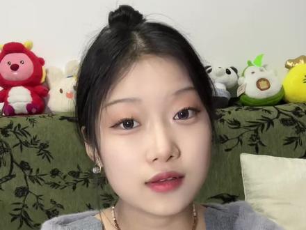 在我跟大陆失联的8个小时里,他向我坦白了一切。对他的原配女朋友来说,何尝又不是在经历图书馆停电的30秒呢?七年感情终究是错付…对两个女生来说都不公平,辜负真心的人吞一万根针,爱这条路,山高路远,走到最后,全凭责任和良心。(第一视角改编自杨怼怼视频二创 #没网的八小时他坦白了一切 #图书馆停电30秒 #我家境也殷实 #飞机没有信号八小时 #辜负真心的人要吞一千根针