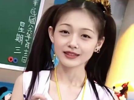 #大S 逝世一周年雕像揭幕,穿着长裙头戴蝴蝶结,正是她的少女模样#具俊晔 #小s #徐熙媛