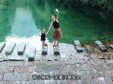 合肥出发 | 池州石台牯牛降✅带娃玩水超详细攻略!#旅行推荐官 #亲子游玩好去处 #周末去哪玩 #暑假嗨玩计划 #一起享受大自然的美
🚘交通:自驾最方便,合肥→牯牛降 3个小时
🏠住宿:石台聚龙牯牛降大酒店最好,其他都是民宿农家乐,一定提前订,我是临时决定去的,没有太好的民宿了,住在距石台县1小时车程的池州市区,顺便在市区玩了一天。
🎫门票:💰99套餐(门票+上行车+西黄山漂流+西
🛺带娃去主要是玩水,可以不去爬山,去几个主要的玩水点就可以了,省时省力:
1️⃣进去园区后先坐上行车到「景交站点」,沿着左手边走到达「龙门潭」,最美的绿宝石潭就在这。
2️⃣原路返回到「景交站点」,沿右手边走到达「鸳鸯潭」,这里水比较深,可以游泳,鱼也很多。
3️⃣再沿右手边继续走到达「四叠瀑布」,这里植被茂盛,非常阴凉,玩水的人也最多。
4️⃣回程有力气的话可以顺路逛逛「严家古村」。
5️⃣下行车10元/人,送到景区出口。
✅景区外面一路上都是水源,也有很多免费玩水的地方,但是要注意安全。
✅水量够小朋友玩水游泳。
❗️大坝上适合拍照,但是脚下很滑,注意安全。