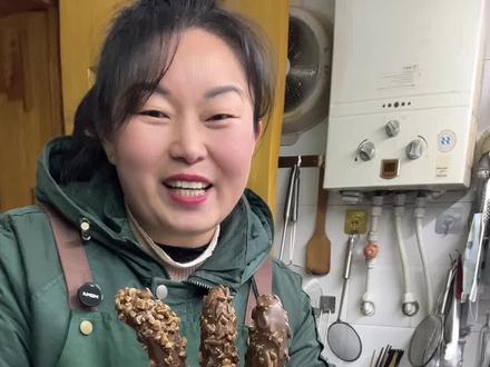 80后仨孩子妈妈,花70块钱买了40斤香蕉,回来做个巧克力脆皮香蕉拉到街上去卖,全部卖完,看看能赚多少钱#巧克力脆皮香蕉 #摆摊创业 #新农人计划 #我的摆摊日记 #抖音美食推荐官