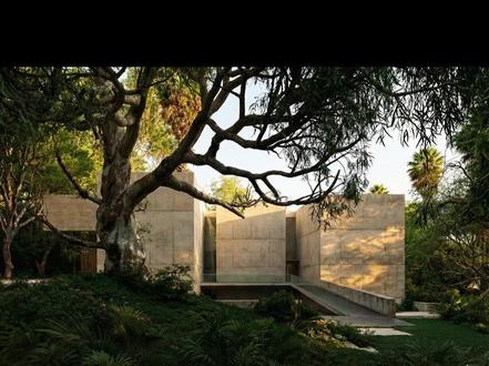 在逃建筑师玩香蕉,一人一天做完一个项目,国际审美 彩总 流线 一个人一天做完一个项目,国际审美 彩总 流线分析
香蕉2让每个人都能出图,但如何做出国际审美的图,还得靠资深审美。
一个人一天做完一个项目系列,国际审美的彩总和流线分析。
我还做了大量保持建筑立面,室内装修,艺术装置,人像摄影,都能保证一致性的测试,后续陆续分享。
现在网上香蕉2做的图不停轰炸,但是少有达到国际美感的,我看着真受不了,所以花大量业余时间测试了很多,
【请各位顺手点赞收藏关注】
备注:部分参考图源于网络,非商用,仅用于学习交流,侵权即删。
声明:内容由I生成
#banana #gemini3 #美学设计空间 #建筑设计 #ai @创作灵感小助手 @抖音创作小助手 @抖音创作灵感 @抖音小助手 @抖音 @抖音媒体内容优推官 @抖音来客官方助推官