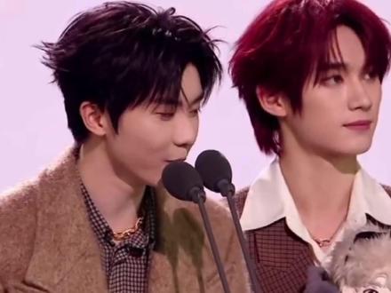 听到时代峰峻我们要说什么—— #张艺凡 #邓恩熙#时代少年团#时代峰峻#搞笑