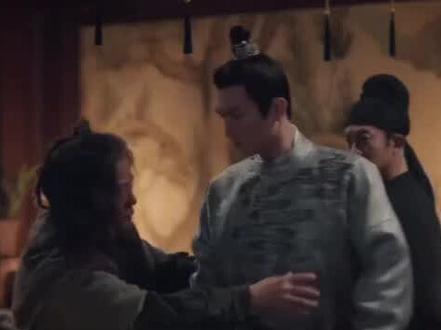 一直觉得老费对卢凌风有着偏爱,二刷才懂!老费对卢凌风的偏爱,藏着全剧最戳人的救赎,我曾经疑惑,那个爱鸡如命、躲在鬼市的老费,为啥偏偏对傲气逼人的卢凌风格外上心?直到复盘那些生死瞬间才懂,这份偏爱从不是偶然,而是双向奔赴的过命交情;
初遇就在鬼市铁笼,乱箭齐发之际,卢凌风明知门户大开易中箭,仍拼死将素不相识的老费拽进地道;而中了毒箭的他,若没有老费连夜剜肉解毒,早已命丧黄泉。后来喜君遭难,老费硬塞铠甲护他周全;长安红茶案恶战,是老费递枪撒粉助他破局;卢凌风被贬受辱、心如死灰时,还是老费扛着医箱追出来,用“一天一只鸡”的借口,拉他回人间;卢凌风探案遇险、毒入肌理,老费总能从鬼门关把他捞回。他记得卢凌风的银枪不便携带,连夜回鬼市寻配件改造;怕他落魄失了自尊,悄悄提前去南州为他造势;明明是舍命相护,却总用“要吃鸡”的玩笑,掩去真心不让他有负担明知这小子骄傲自负,却总在他碰壁时默默兜底,这份偏爱里,有对少年侠气的珍惜,有对正道风骨的坚守,再到后来,老费贪吃引凶禽,卢凌风甘愿做肉垫托住他;一句“至于老费,他这辈子,我卢凌风管定了”,原来偏爱就是是你救我于乱箭之下,我护你闯遍诡案江湖;是几经生死后,你成了我不愿辜负的牵挂,我成了你义无反顾的后盾,这份跨越年岁的情谊,早刻在了彼此的生命里。#影视精彩片段剪辑 #影片剪辑 #唐诡 #卢凌风 #费鸡师