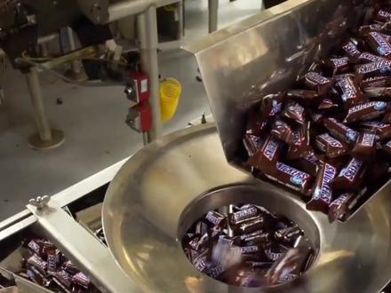 揭秘Snickers百年传奇:巧克力棒背后的神秘制作工艺 揭秘Snickers百年传奇:巧克力棒背后的神秘制作工艺#三农 #农业 #加工厂 #巧克力 #巧克力棒的制作