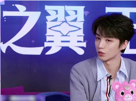王俊凯现身瓦手元旦表演赛,一手捷风操作拉满! #王俊凯 #无畏契约手游 #瓦瓦给王俊凯秀才艺 #元旦瓦手福利日 #猫猫套正式上线瓦手
