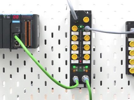汇川PLC组态EtherNet/IP协议IO-Link主站 本期视频将介绍如何在汇川 InoProShop 编程软件中组态森特奈符合EtherNet/IP协议的主站模块。
本次使用的是汇川 AM-401 PLC,与PLC连接的是森特奈一款8端口的IO-Link主站ELIP-8IOL-L001,主站上连接的是一款16路输出的M12子站SIOL-M12A-16DO。
配置步骤包括设置模块IP地址、下载并安装配置文件、在InoProShop中组态主站并配置IO-Link端口、以及将程序下载到PLC。
完成后,主站(BUS)和子站(RUN)指示灯变为绿色常亮,表示组态完成通信建立成功。
#IOLink #汇川PLC #InoProShop #EtherNetIP #组态教程