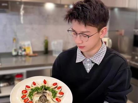 鲈鱼买回家别再红烧了,像我这样做一道孔雀开屏鱼,鲜香滑嫩,做法简单,还寓意着年年有余,花开富贵,快跟着做起来吧!@楠姐-徐楠楠(记录真实生活) #年夜饭 #美食教程 #今天吃什么 #会下厨的男人 #真实生活分享计划