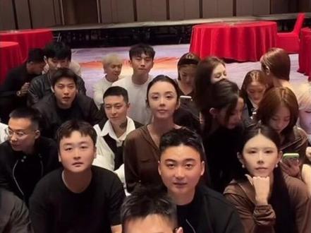 时隔两年 我的青春也迎来了转场.@刘叉叉@朴洛熙 @小米宝莉 @李睿泽 @褒姒. @石家庄的男人 @李雨泽- @钰哥【19号10:00婚礼前夕/狂宠粉】 #刘叉叉 #直播名场面 #叉家直播回放 #最好的兄弟团 #叉家