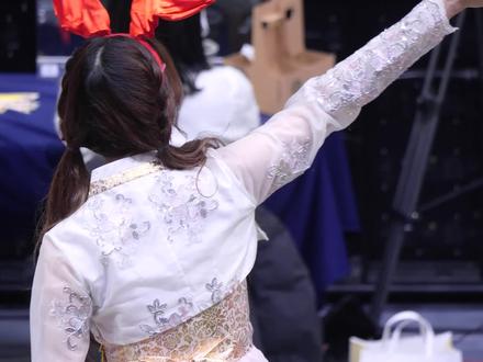 韩国赤古里裙上衣越来越短是因为审美观造成的,李朝时代朝鲜人对女性的审美观是以下半身为美的,这种独特的审美观就造就了裙子越来越长、上衣越来越短的韩国女性传统服饰,另外由于朝鲜人古代以下半身为美,女性上半身裸露对朝鲜男性的刺激性并不大,才造成了露乳装出现的可能。不要对韩国人古代这种审美观难以理解,现代人也难以理解中国古代为什么会认为小脚很美的审美观