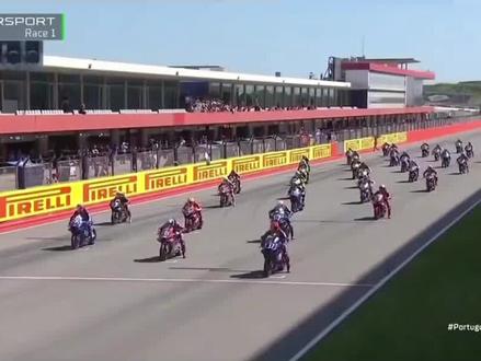 #摩托车比赛 #摩托车赛道精彩瞬间 #热门赛车比赛 #速度与激情 张雪机车夺冠。一夜之间张雪成了男神!