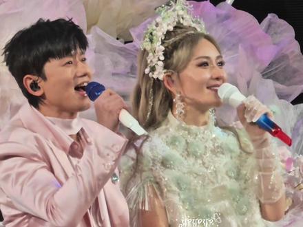 怎么能不算名场面!!!杰对娜说:这一刻为你守候 嘴里唱着#明天过后 身边坐着她 台下还有一群奔赴的可爱的人 #张杰谢娜 #谢娜成都演唱会 #高甜现场