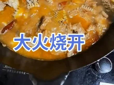 广东风味饮食,蛇肉和鸡肉混合做法制做!
