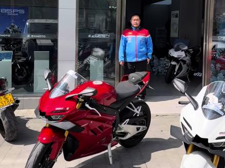 红色和白色知道怎么选了吧#张雪820RR