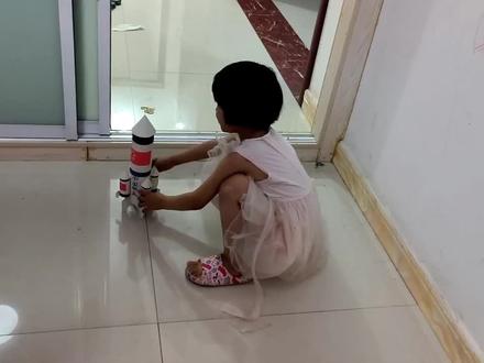 幼儿园手工,看看废纸箱废纸袋如何变成手工火箭模型#幼儿园亲子手工 #幼儿园亲子作业 #儿童创意手工 #废物利用 #变废为宝