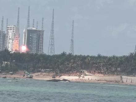 2026年2月11日北京时间11时,亲历震撼时刻!长征十号甲运载火箭托举梦舟飞船成功升空,烈日炎炎、人山人海,都挡不住心底的自豪与骄傲。祝贺发射圆满成功,中国航天向着星辰大海阔步前行!