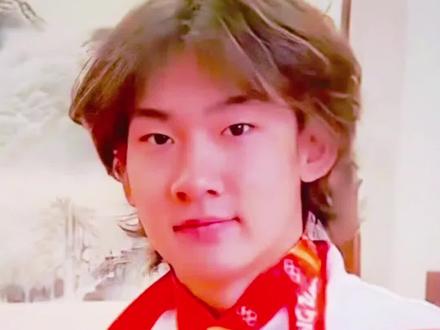 苏翊鸣逆转夺冠!心态竟是隐藏的“冠军密码”? #苏翊鸣没有任何退路地挑战自己
米兰冬奥会单板滑雪大跳台,苏翊鸣首跳失误却逆袭夺冠,他究竟靠什么翻盘?
在这场技术与心理的双重较量中,苏翊鸣用行动诠释了何为真正的强者。当技术差距微乎其微,心理韧性便成了决定胜负的关键。首跳失误后,他没有被挫败感击垮,反而迅速调整心态,将压力转化为动力。苏翊鸣在采访中坦言:“决赛更轻松,因为预赛已卸下包袱。”这种心态的转变,如同心灵疗愈,让他从紧张焦虑中解脱出来,以更加平和自信的状态迎接挑战。正是这种强大的心理素质,帮助他克服了困境,在后续比赛中展现出惊人的实力,最终逆转夺冠。苏翊鸣的故事告诉我们,在极限运动中,技术固然重要,但心理素质同样不可或缺。它如同隐形的翅膀,助力运动员在关键时刻飞得更高更远。
苏翊鸣的逆转夺冠,不仅是技术的胜利,更是心态的胜利。你从他的故事中获得了哪些启示呢?快来评论区分享你的看法吧!💬
#苏翊鸣逆转夺冠 #心态决定成败 #极限运动心理素质