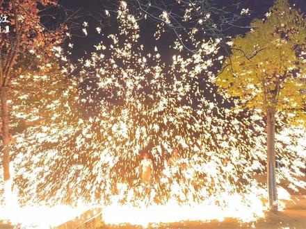 燃炸全场!冷江滨江公园非遗铁花飞溅映天红 视觉暴击拉满! #冷水江 #打铁花 #打铁花打出璀璨星河 #打铁花表演 #非遗