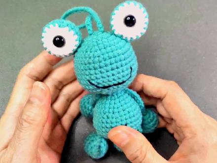 四肢灵活可爱的吊脚青蛙玩偶钩织视频教程可做包包钥匙挂件