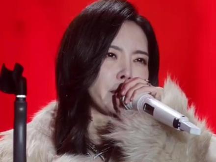 2月1日,歌手于文文在贵州安顺演唱会上晕倒,被救护车紧急送医。工作室深夜发文报平安:目前没有生命危险,仍在住院观察中。现场目击者称其在表演时频繁眨眼不适。同场嘉宾吴克群暖心救场:所有的歌手应该彼此帮忙的,她少唱的,我来帮她唱。#于文文工作室报平安